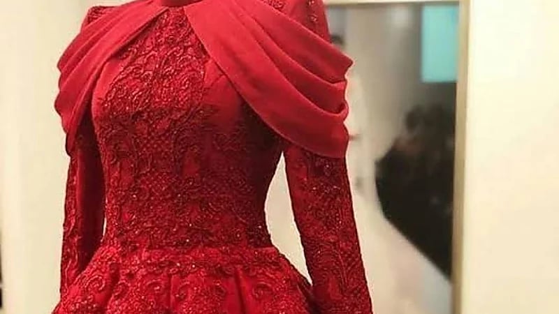 شاب يشترط على خطيبته ارتداء فستان زفاف أحمر لأن الأبيض يلبس عند الطهارة!