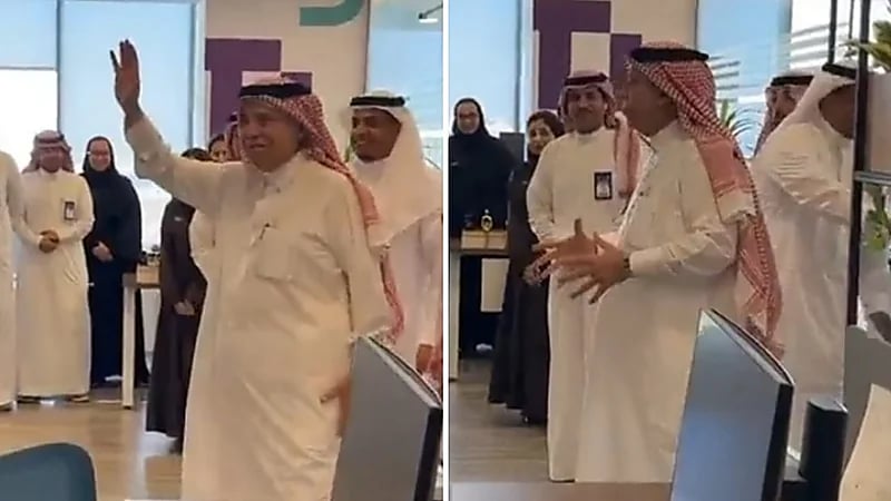 شاهد .. وزير الإعلام السابق يودع زملائه بالوزارة: حللونا وبيحونا