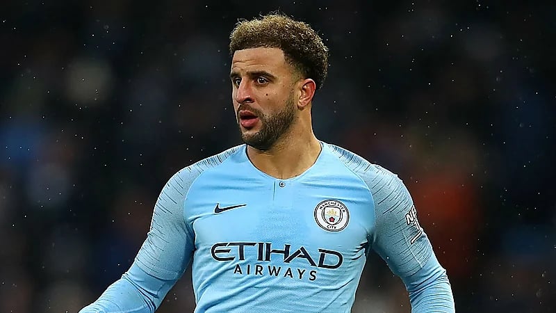 كاميرا مراقبة تفضح لاعب مانشستر سيتي وهو يتحرش بفتاة