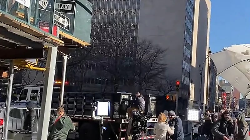 بالفيديو.. شرطة نيويورك تضع الحواجز الحديدة تحسباً لمظاهرات أنصار ترامب