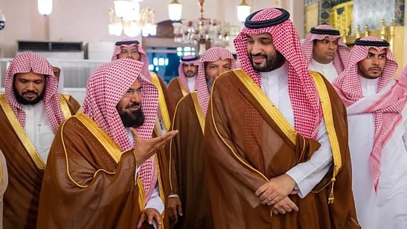 شاهد.. ولي العهد‬⁩ يؤدي الصلاة في ⁧‫المسجد النبوي‬⁩ ويتشرف بالسلام على الرسول