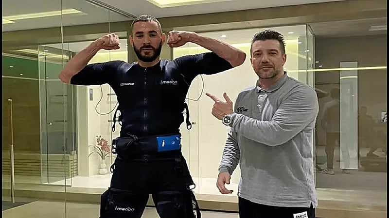 سبب ارتداء كريم بنزيما لـ " بدلة التحفيز الكهربائي "