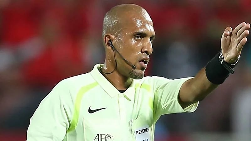 الحكم العماني أحمد الكاف يقود مواجهة الهلال وأوراوا