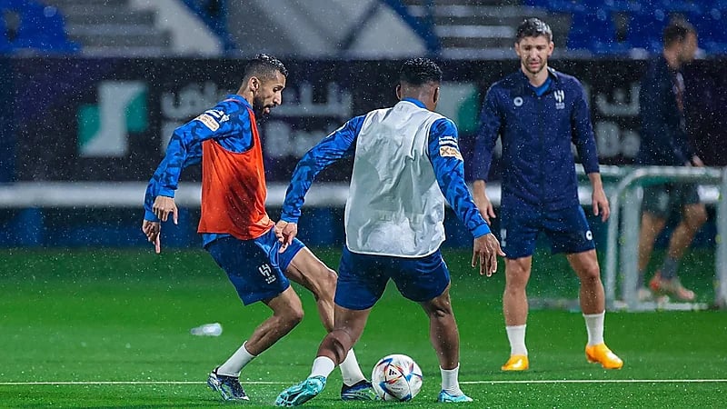 الفرج يلامس الكرة خلال برنامجه التأهيلي