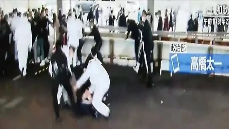 شاهد.. وقوع انفجار أمام رئيس الوزراء الياباني أثناء إلقاء خطابه