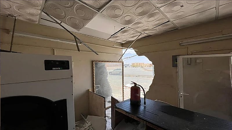 أجزاء من مغسلة ملابس تتطاير وتخترق حائط في حائل