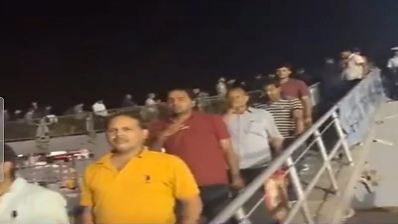 شاهد.. سفينة عسكرية على متنها 278 هنديا تصل إلى ميناء جدة