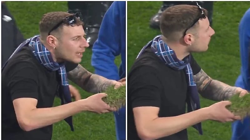 بالصور .. مشجعو "نابولي" يجمعون أجزاء من عشب من ملعب أودينيزي