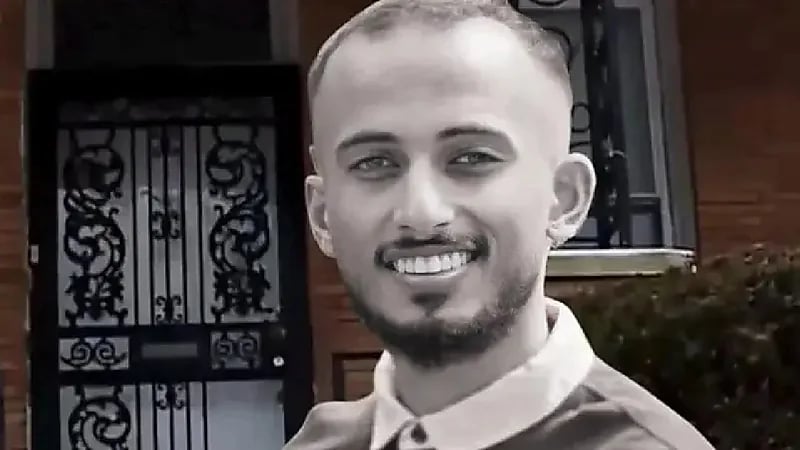 والد المبتعث المغدور يتسلم شهادة تخرجه من جامعة فيلادلفيا (فيديو)