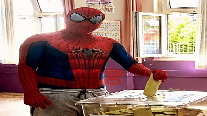 الرجل العنكبوت يدلي بصوته في انتخابات تركيا .. صور