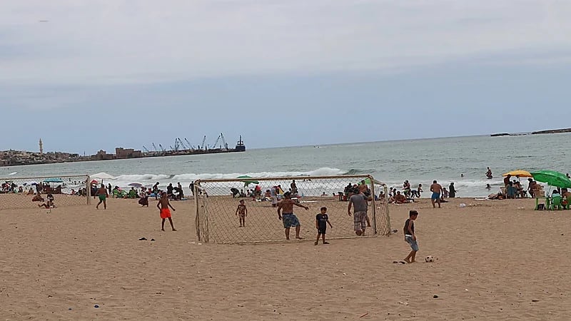 شيخ يستعين بـ15شابا لطرد امرأة من شاطئ