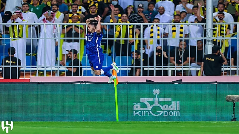 مراقب مباراة الهلال والاتحاد يدون رمي أحذية و4 قوارير مياه تجاه ديلجادو