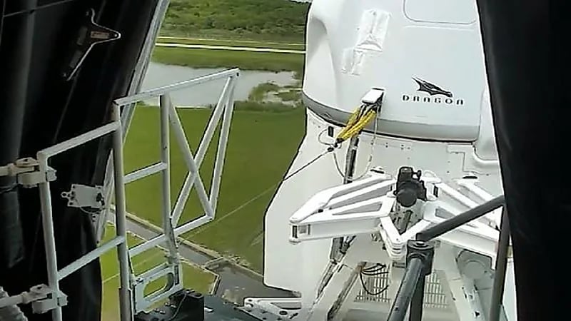 لحظة انفصال الذراع عن صاروخ "فالكون 9" استعدادا للانطلاق ⁧‫ نحو الفضاء‬⁩