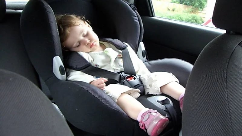 أم تنسى ابنتها الرضيعة في سيارة لـ 9 ساعات