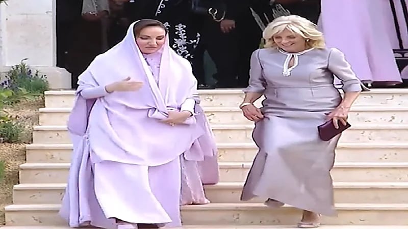 حديث زوجة بايدن ووالدة رجوة يثير التفاعل (فيديو)