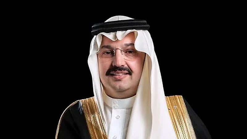 أمير عسير يعفي أحد السجناء من المدة المتبقية من محكوميته (فيديو)