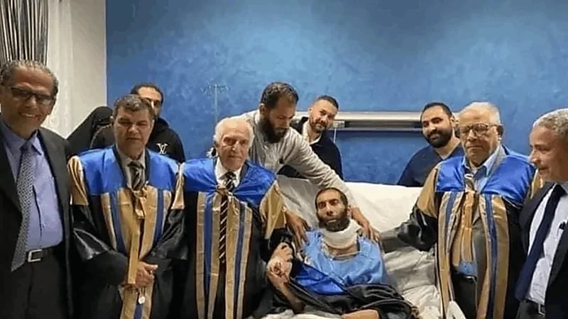 أستاذ جامعة الأزهر يحصل على الدكتوراه على فراش المرض ويفارق الحياة (صور)