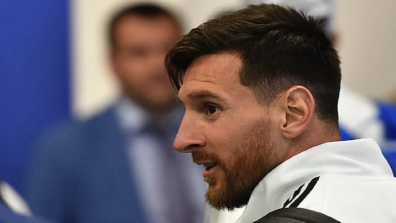 قناة أرجنتينية تقطع البث لإعلان خبر انتقال ميسي إلى الهلال - صور