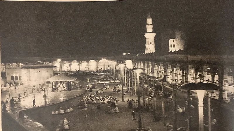 صورة نادرة لإنارة الحرم المكي الشريف قبل 70 عاما