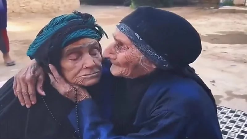 لقاء مؤثر بين شقيقتين مسنتين بعد فراق طويل