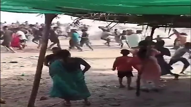 لحظات مرعبة عاشها مئات المصطافين على السواحل الهندية بسبب الإعصار.. فيديو