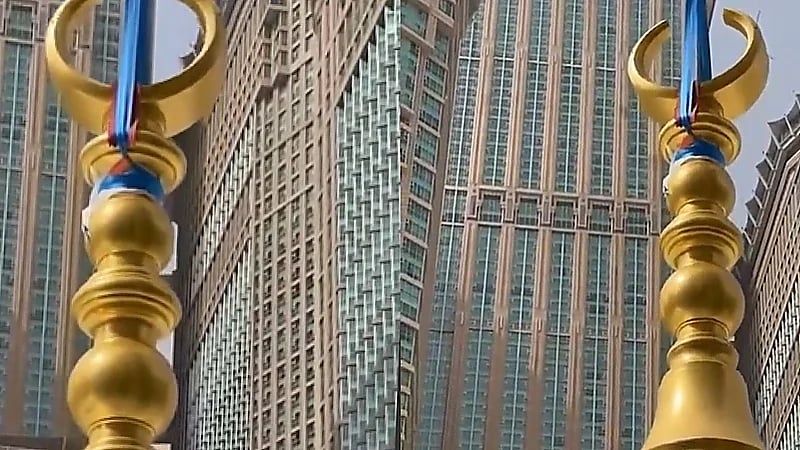 تركيب هلالي منارتي باب الملك عبد العزيز بالمسجد الحرام .. فيديو
