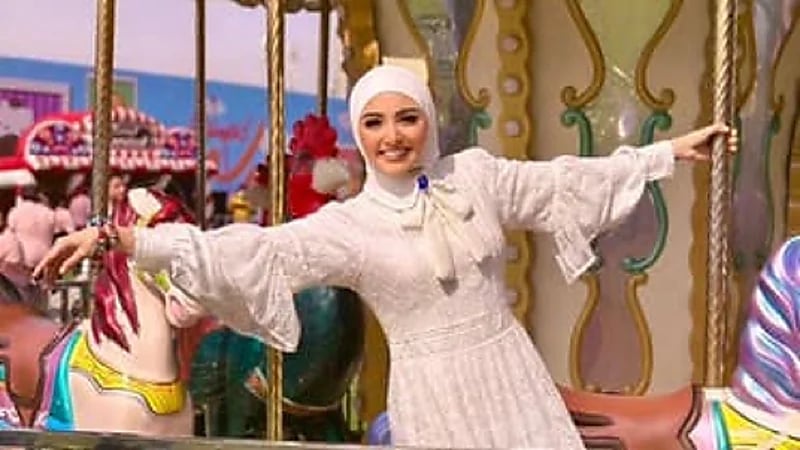 المرض يجبر هلا رشدي على التوقف عن الغناء