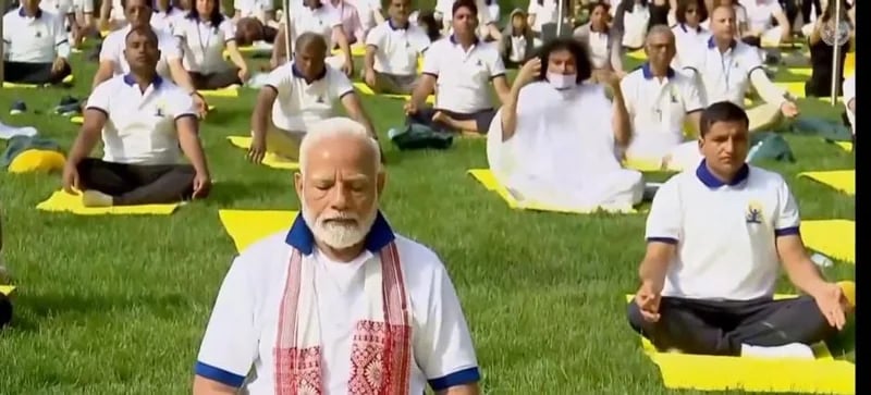 رئيس الوزراء الهندي يمارس اليوغا أمام مقر الأمم المتحدة.. فيديو