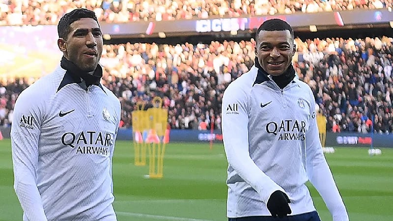 وكيل أعمال حكيمي يهاجم والدة مبابي: أهميتك في السوق صفر