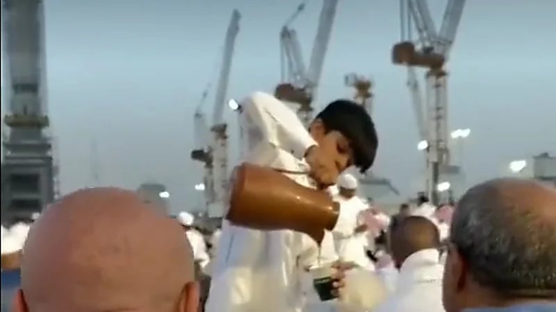 مشهد يأسر القلب لطفل يخدم الحجاج ويقدم لهم الشاي والقهوة .. فيديو