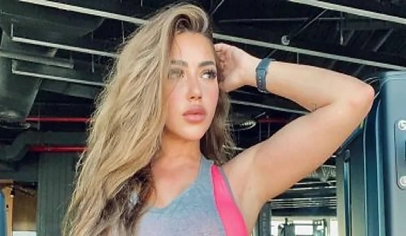 سارة سلامة تستعرض رشاقتها داخل الجيم