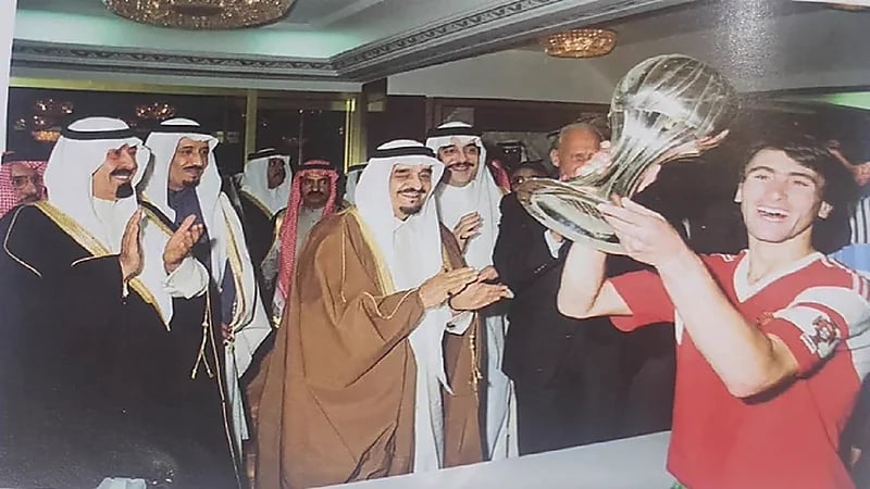 صورة قديمة للملك فهد مع كابتن منتخب البرتغال