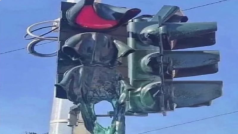 إشارة مرور تذوب من شدة الحر بتركيا