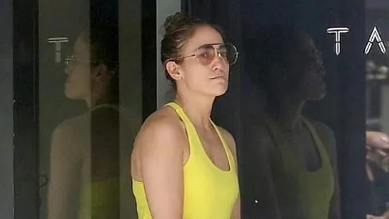 جينفر لوبيز تتفوه بكلمات نابية وتحرج نفسها أمام المصورين