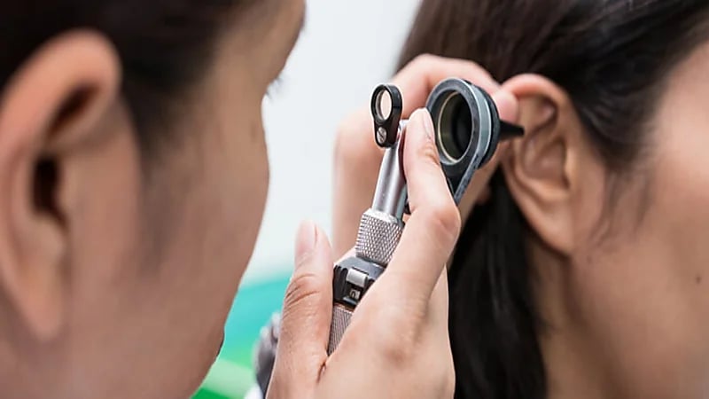 قبلة تتسبب في تمزق طبلة أذن فتاة