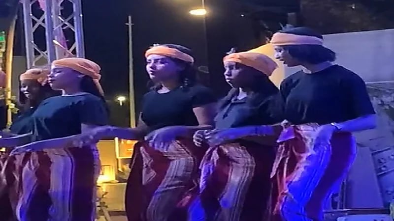 فتيات بزي غريب يؤدين الخطوة الجنوبية في مهرجان بالخرج .. فيديو