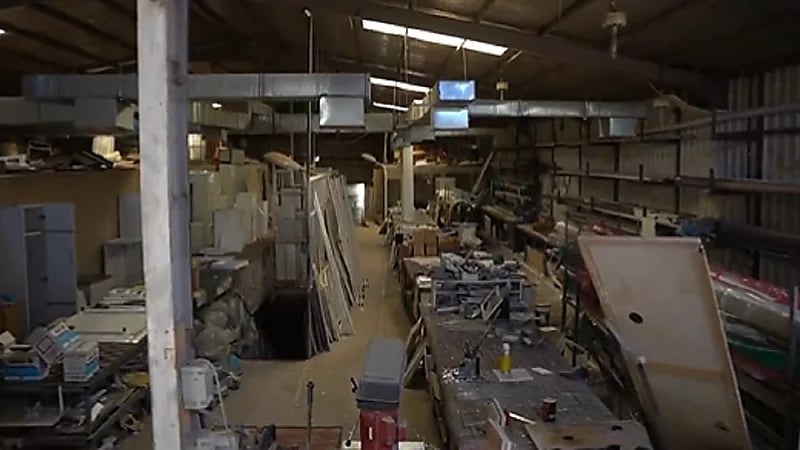 ضبط مستودعات غير نظامية لتدوير مراتب الأسرّة بالرياض.. فيديو