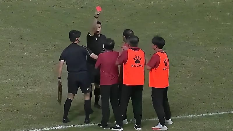 إيقاف مدرب صيني صفع حكم مباراة