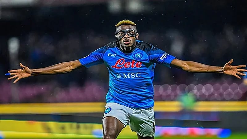 مدرب نابولي يحرض أوسيمين على رفض عروض دوري روشن