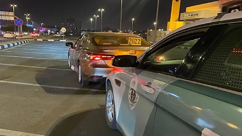 ضبط قائد مركبة وقف في منتصف الطريق وعرقل حركة السير بعسير