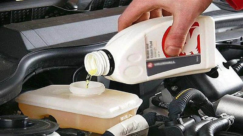 كيفية التحقق من سوائل السيارة