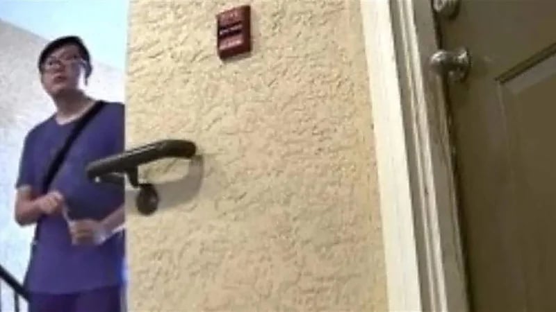 شاب يدس السم لجاره أمام منزله لأنه يزعجه .. فيديو