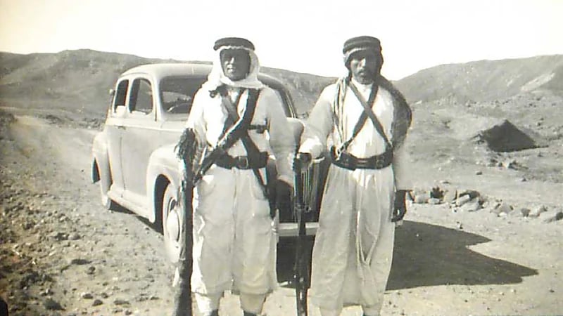 صورة تاريخية نادرة لـ مسلحين مرافقين للرحالة خلال زيارته إلى مهد الذهب