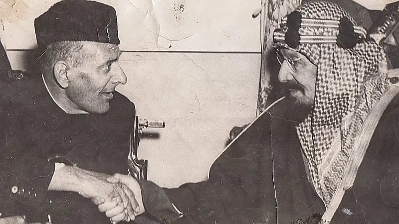 الملك عبدالعزيز آل سعود برفقة حاكم باكستان خلال زيارته للمملكة قبل 70 عامًا..صورة