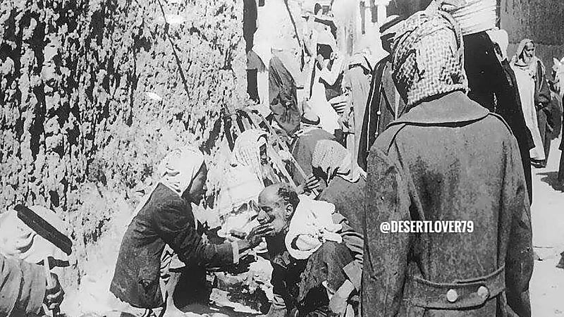 حلاقين ومعالجين أسنان شعبين في السوق قبل 72 عامًا..صورة