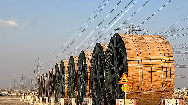 كيابل كهربائية أرضية بديلاً لأبراج الكهرباء بطريق الأمير محمد بن سلمان..صور