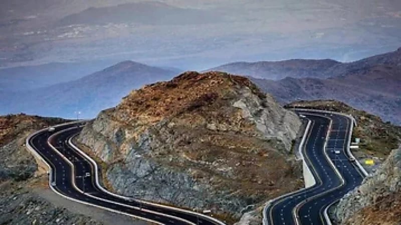 "الطرق" تُعلن البدء بتجربة نظام ذكي لرصد تساقط الصخور على عقبة الهدا