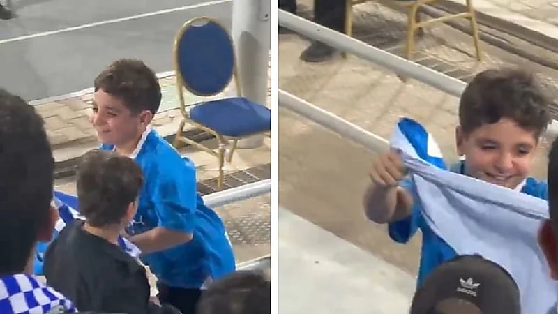 طفل هلالي يحتفل بعد حصوله على تيشيرت ميشيل .. فيديو