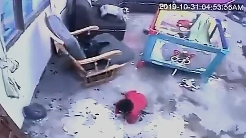 قط ينقذ طفل قبل الوقوع من على الدرج .. فيديو