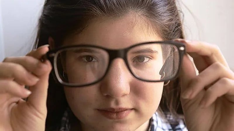 فتاة بريطانية تفقد بصرها بطريقة غريبة